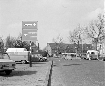 857431 Afbeelding van een wegwijzer langs de Stadionlaan te Utrecht. Op de achtergrond enkele huizen aan de Adriaen van ...